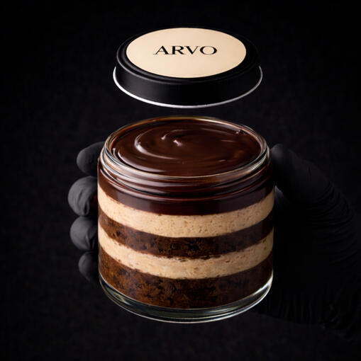 Mayor concentración de café y cacao. Savoiardi infusionado con cold brew concentrado, crema de mascarpone y doble capa de ganache 70%. Terminación con cacao alcalino. Perfil: profundo, menos dulce, dominante en cacao. Contenido: 300 g.