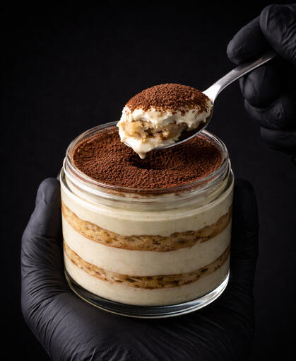 Estructura tradicional italiana. Capas de savoiardi estructural hidratado en cold brew infusionado 18h, crema de mascarpone artesanal y terminación con cacao alcalino tamizado fino. Perfil: equilibrado, cremoso, amargor redondo. Contenido: 300 g.