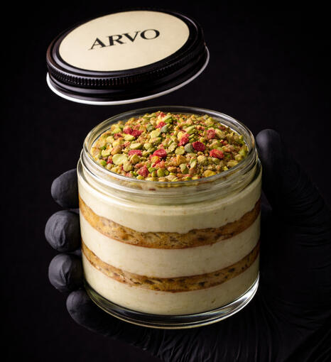 Pistacho real, sin saborizantes. Base estructural clásica con savoiardi en cold brew, crema de mascarpone con pasta pura de pistacho y cobertura de pistacho troceado natural. Perfil: cremoso, fruto seco protagonista, elegante. Contenido: 300 g.
